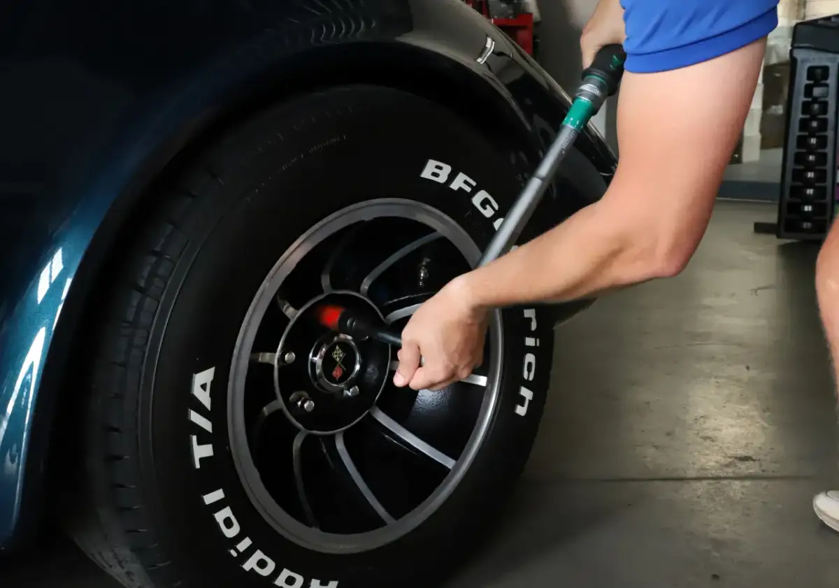 Moment dokręcania kół kluczem dynamometrycznym. Precyzyjne mocowanie felgi z oponą BFGoodrich Radial T/A.