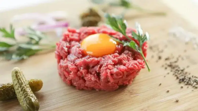 Czy można jeść tatar karmiąc piersią? Ryzyko zdrowotne i bezpieczeństwo.