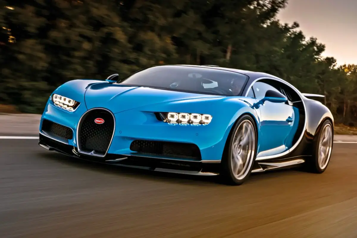 Niebieski Bugatti Chiron pędzi po drodze, budząc podziw mocą 1500 koni mechanicznych.