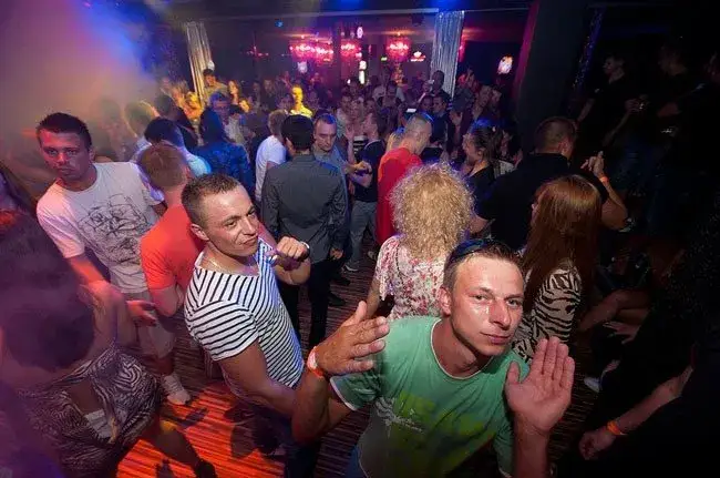 Mielno kluby kiedy otwarte - sprawdź godziny i uniknij rozczarowania