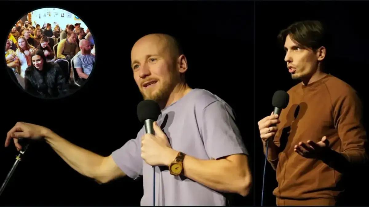 Damian Skóra stand up na scenie, rozbawiając publiczność. W tle widać fragment widowni.