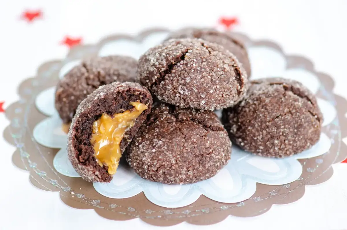 Ciastka z ciągnącym karmelem: Jak zrobić, by karmel nie wypłynął?