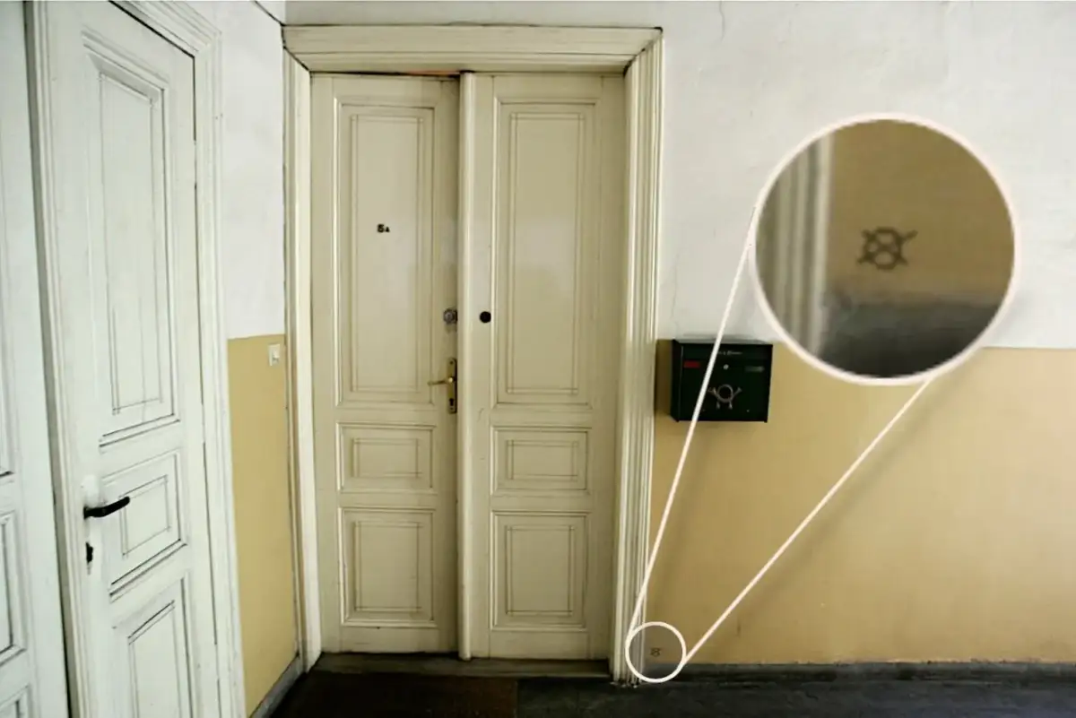 Jak złodzieje oznaczają mieszkania w bloku i jak się przed tym bronić