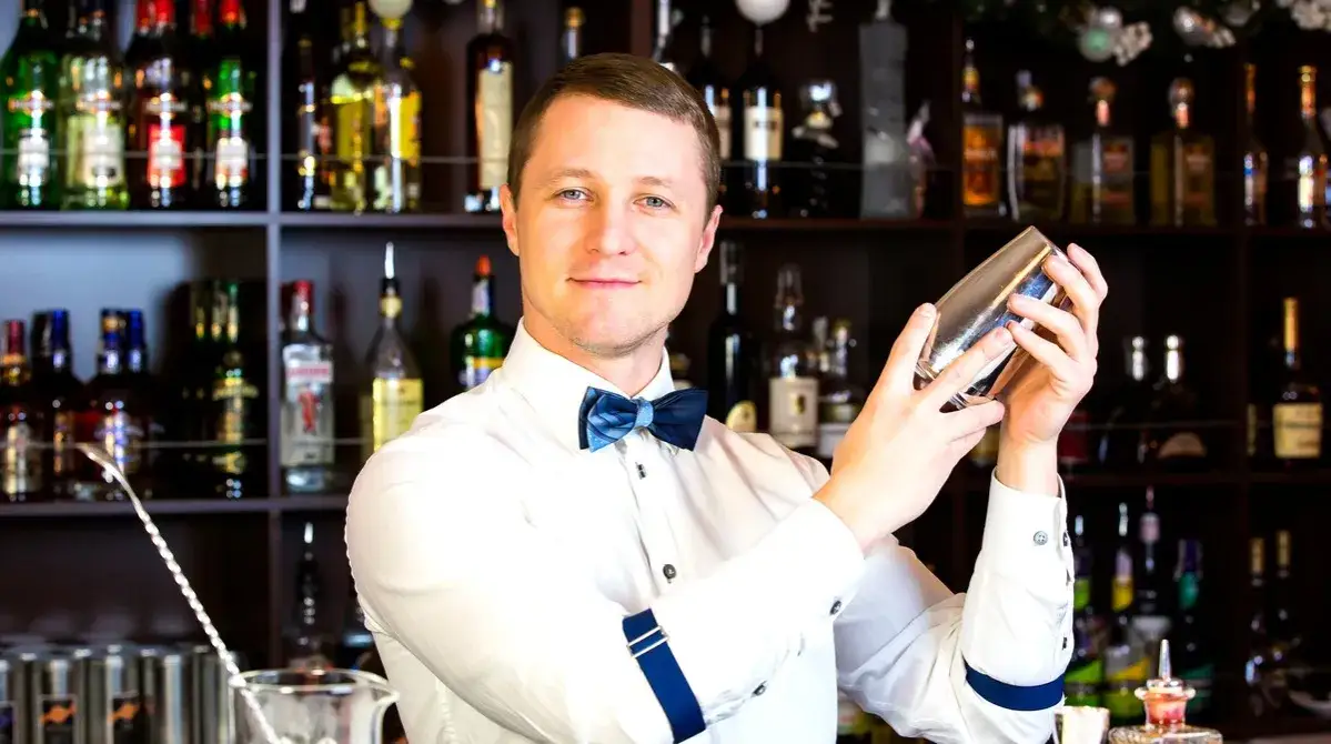 Ile zarabia barman w Toruniu? Szokujące fakty o wynagrodzeniach