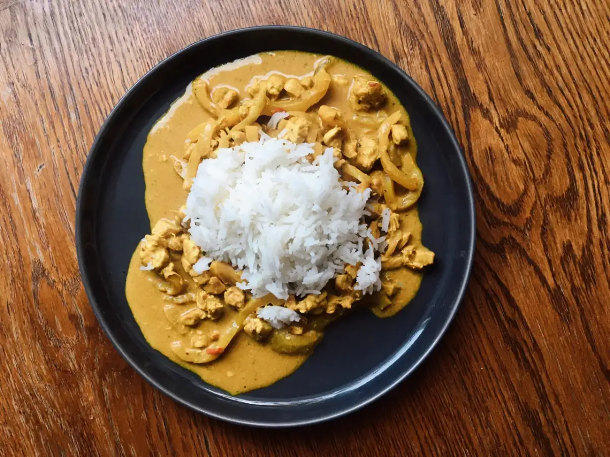 Jak zrobić kurczaka curry? Prosty przepis na idealny obiad w 30 min