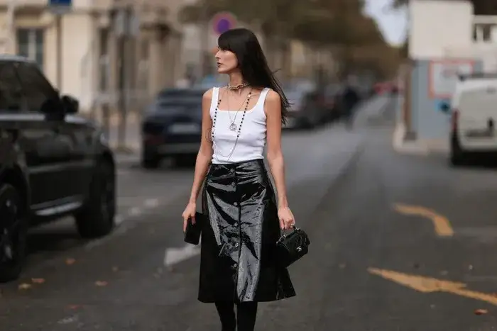 Skórzana spódnica z czym nosić? Odkryj idealne stylizacje na każdą okazję