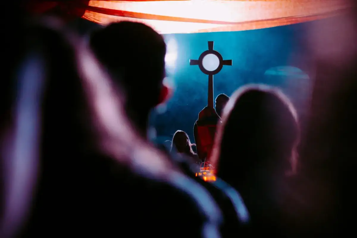 Jakie modlitwy podczas adoracji, aby wzmocnić swoją duchowość?