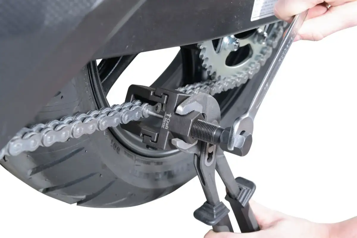 Jak zakuć łańcuch motocyklowy: uniknij błędów i zrób to dobrze