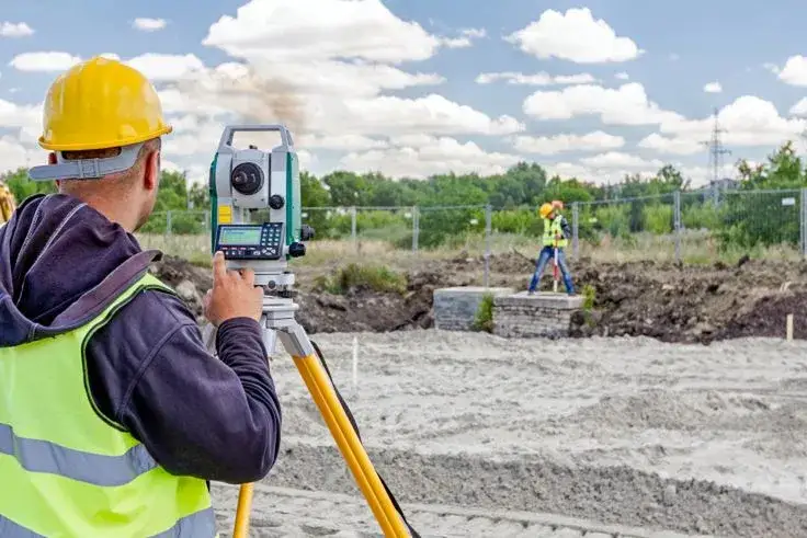 Geodeta na budowie: zadania, obowiązki i prawo. Sprawdź!