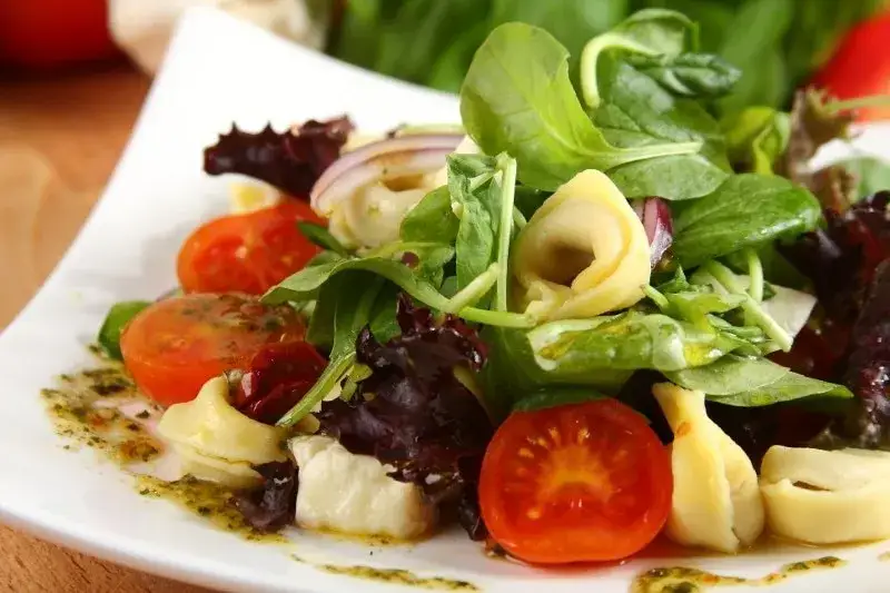 Tortellini z pomidorami i mozzarellą: z czym podawać? 10+ pomysłów!