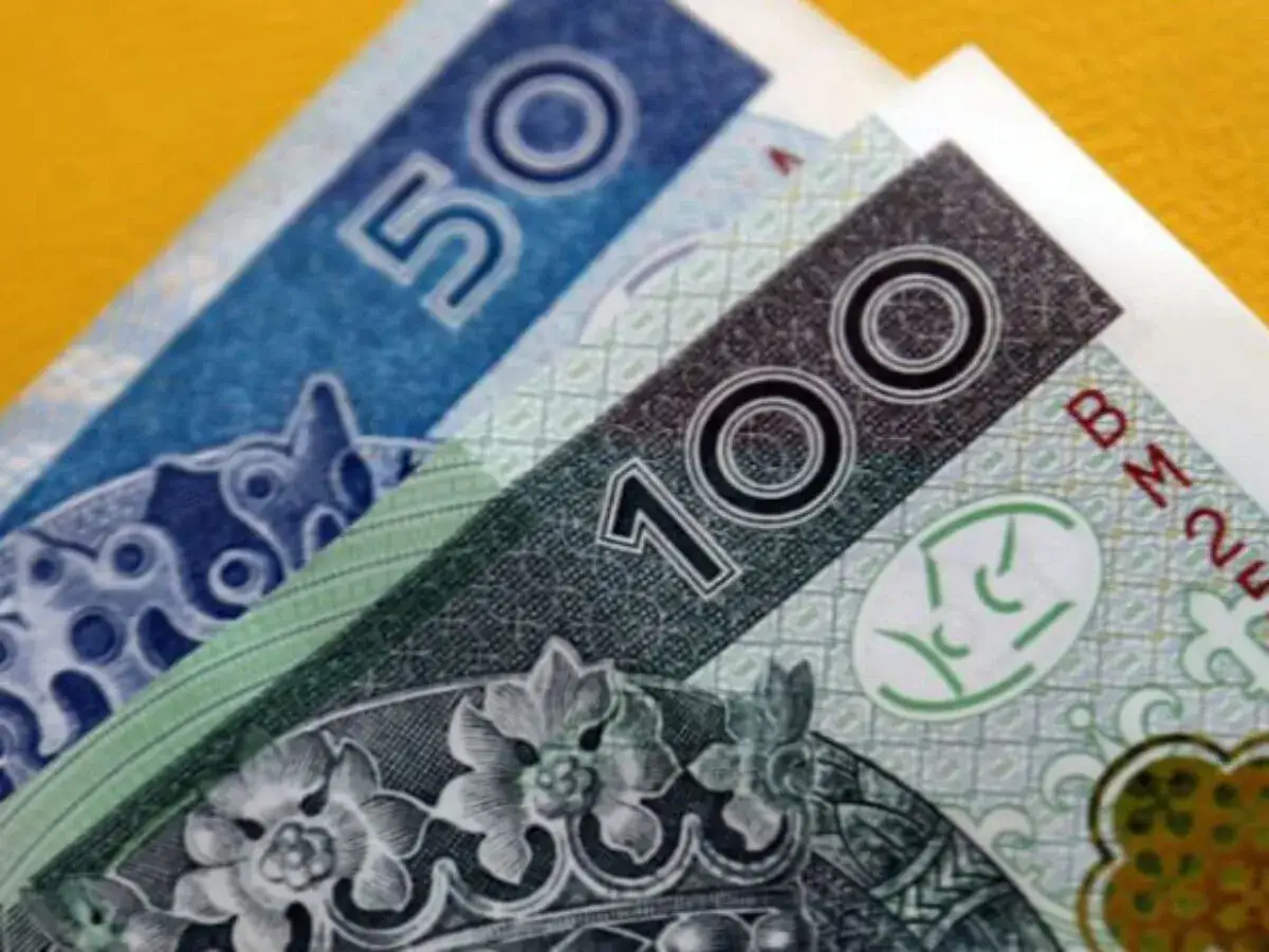 Złotówki na żółtym tle. Zastanawiasz się, jak spłacić kredyt odnawialny mBank? Te banknoty mogą pomóc!