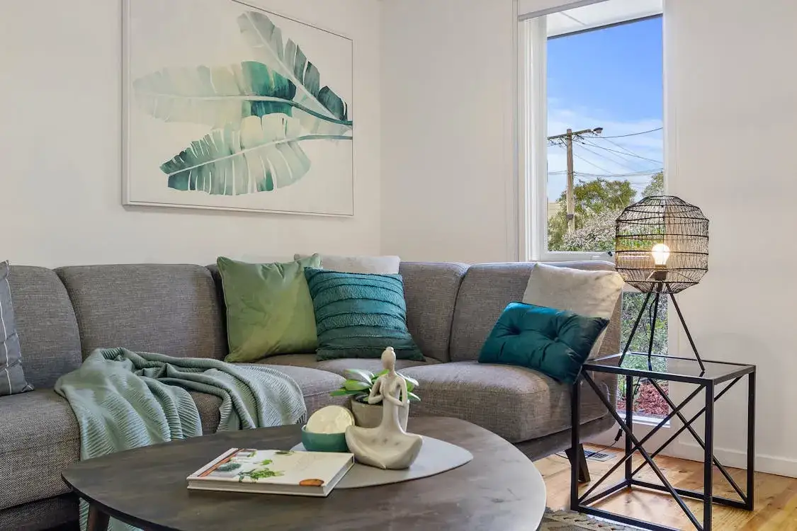 Czym przykryć kanapę w salonie, aby uzyskać stylowy i funkcjonalny wygląd?