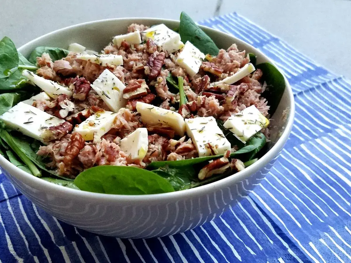 Pyszna sałatka ze szpinakiem, tuńczykiem, serem feta i orzechami pekan.