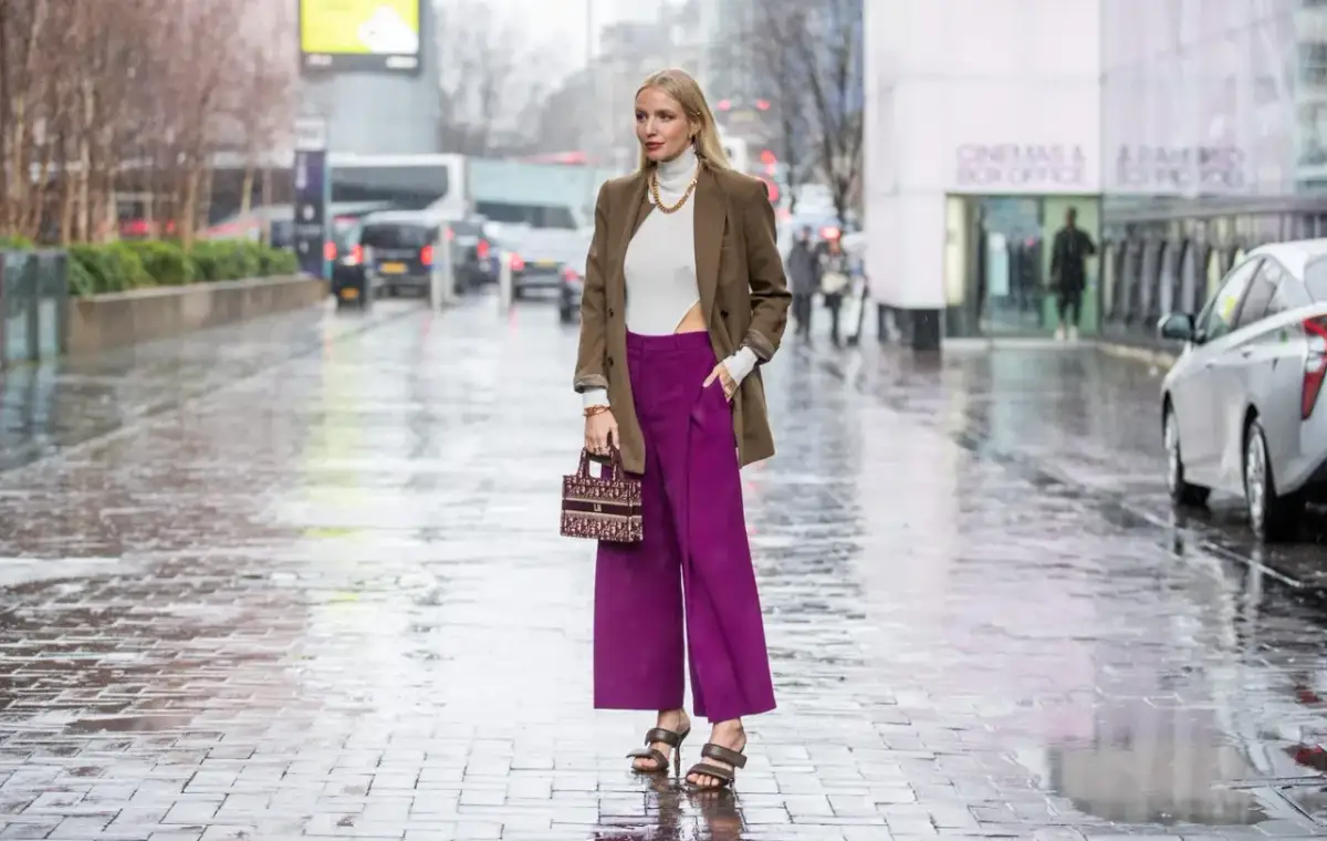 Smerfetka: Jak ją nosić, by wyglądać modnie? Triki stylistki