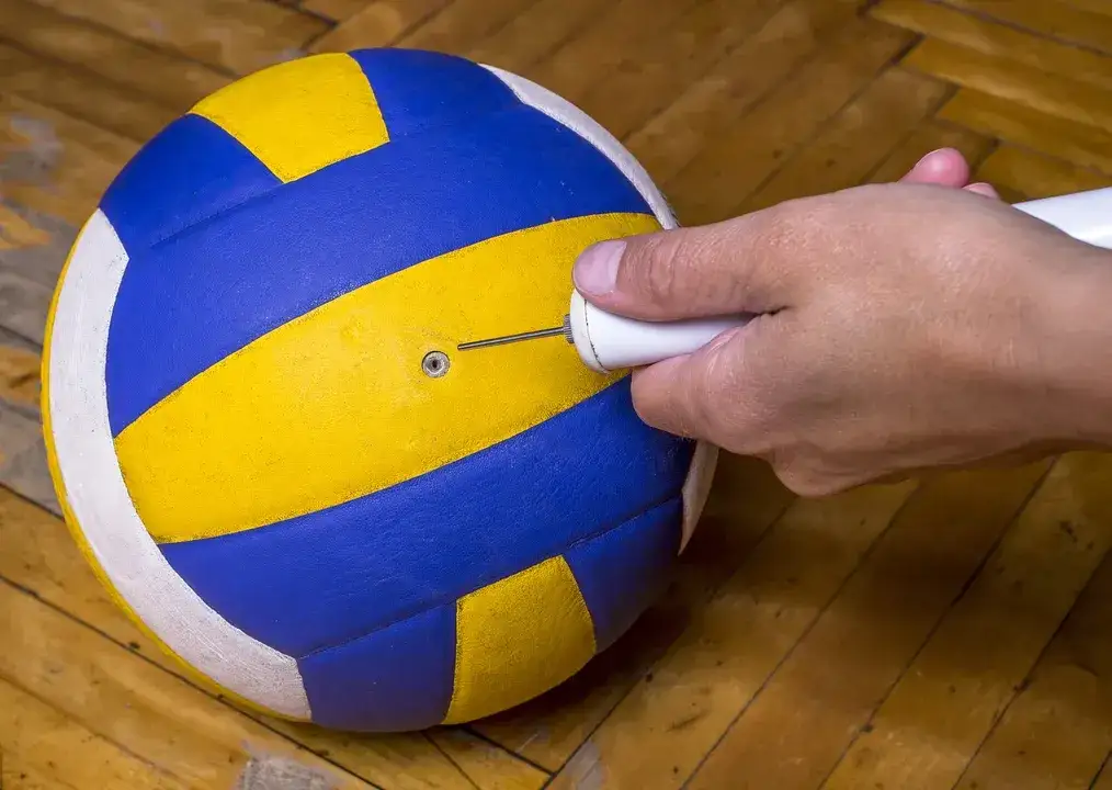 Jak napompować piłkę bez pompki? Sprawdź 5 awaryjnych trików!