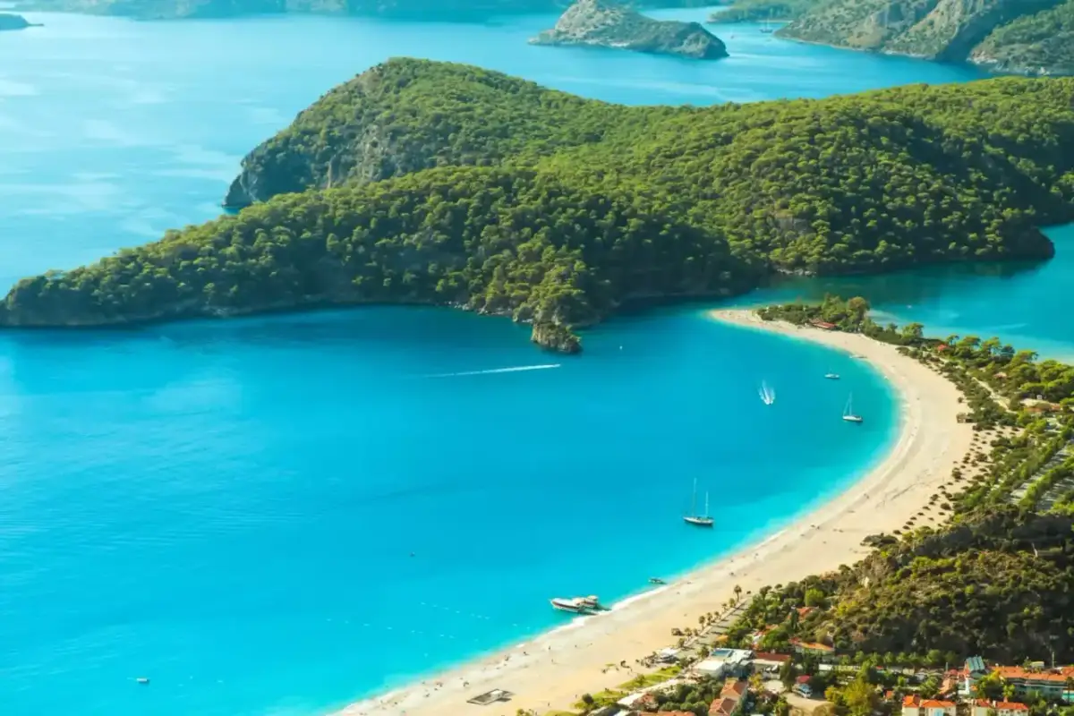 Gdzie polecieć w grudniu? Słońce czy śnieg? Wybierz idealny urlop!