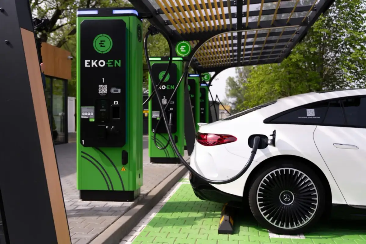 Nowoczesna stacja ładowania EKOEN. Dowiedz się, jak otworzyć stację ładowania samochodów elektrycznych, podłączając białe auto.