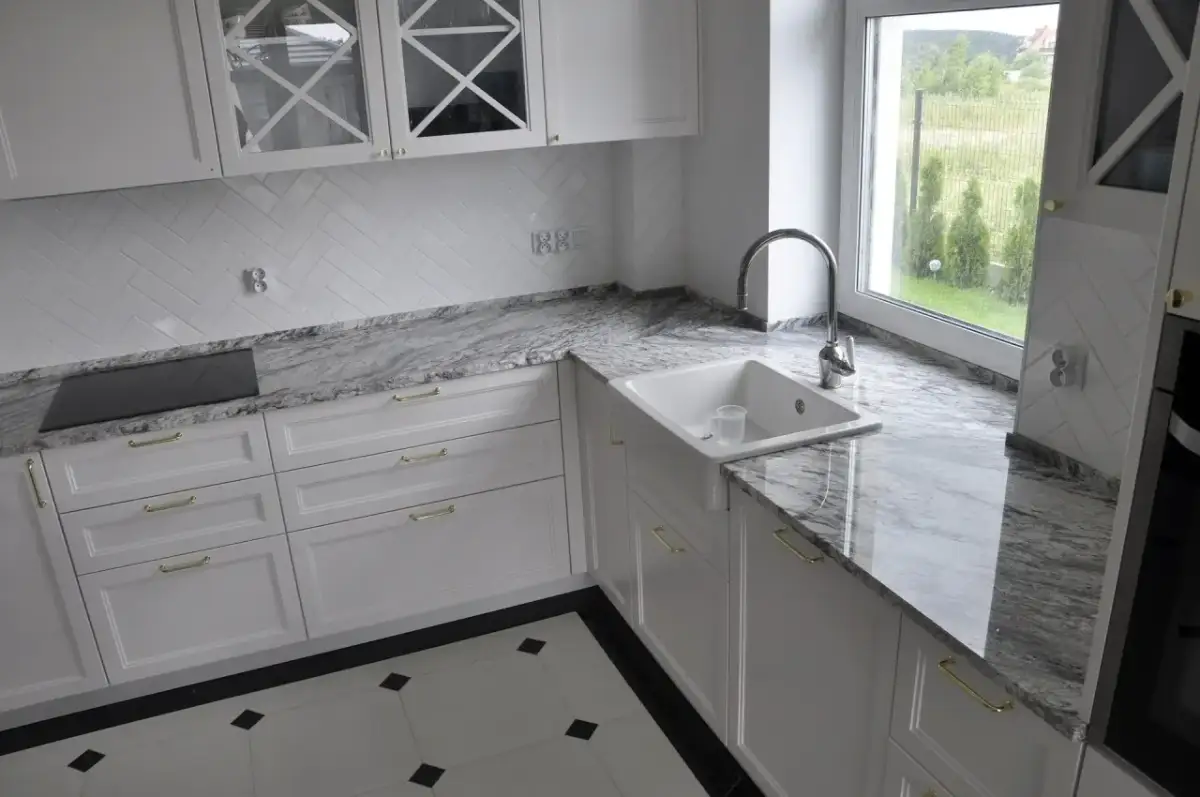 Jaki blat do kuchni? Opinie z forum o granitach, konglomeratach i laminatach