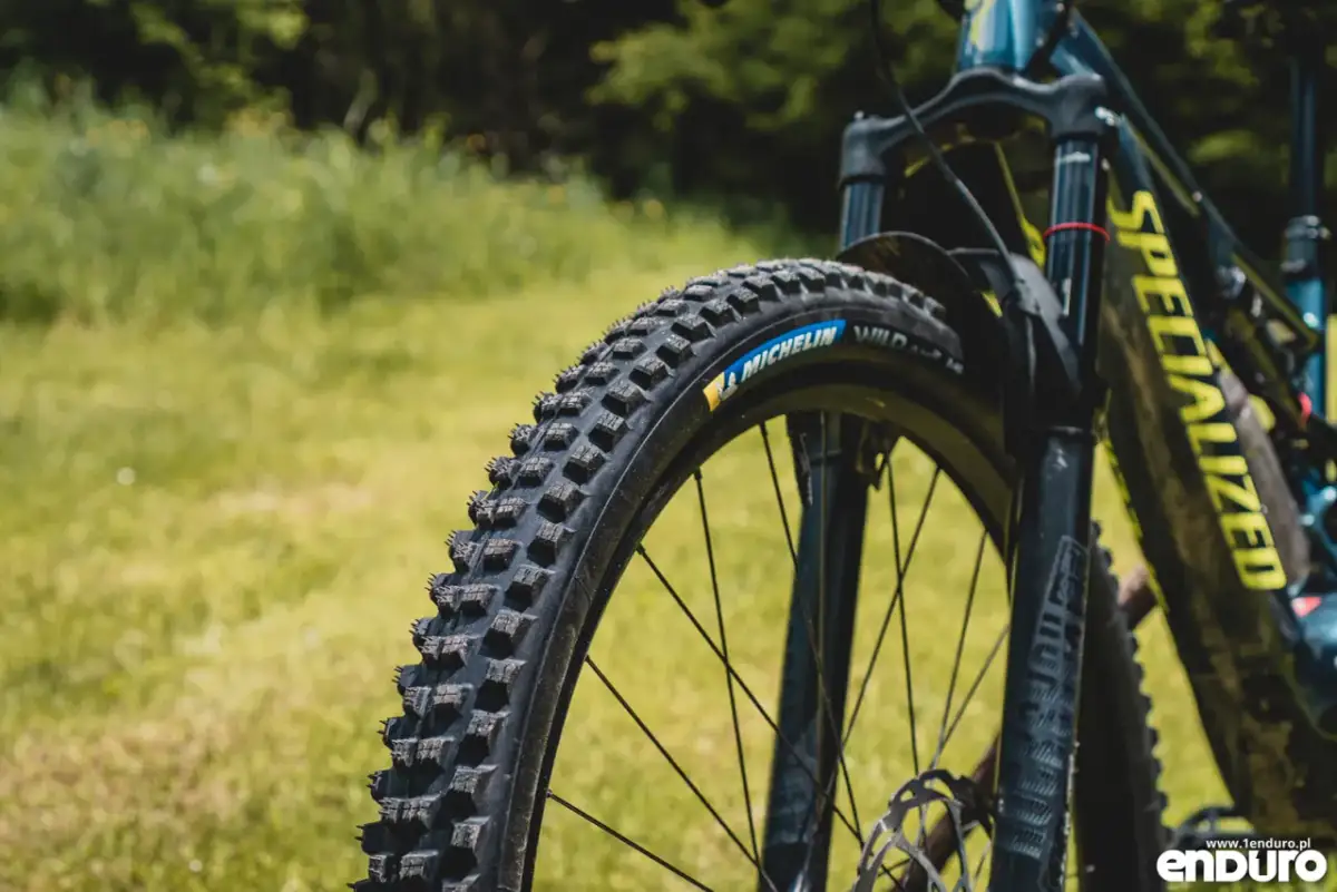 Jakie opony do roweru? Rozmiar, bieżnik, tubeless wybierz mądrze!