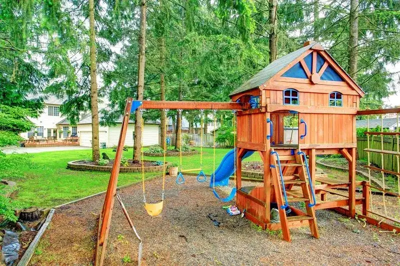 Jak zabezpieczyć drewniany plac zabaw przed uszkodzeniami i wilgocią