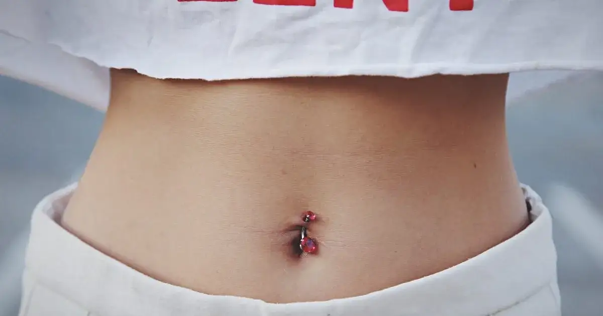 Ile goi się kolczyk w pępku? Czas, etapy i pielęgnacja