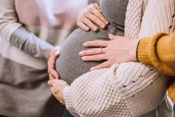 Co przepowiada zbliżający się poród? Objawy, które musisz znać