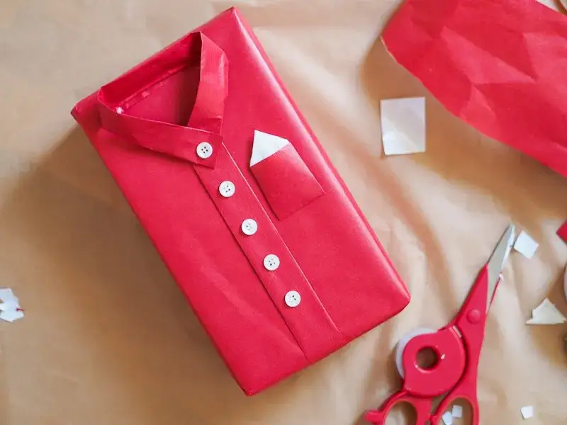 Jak zapakować koszulkę na prezent? Kreatywne triki na efekt WOW!