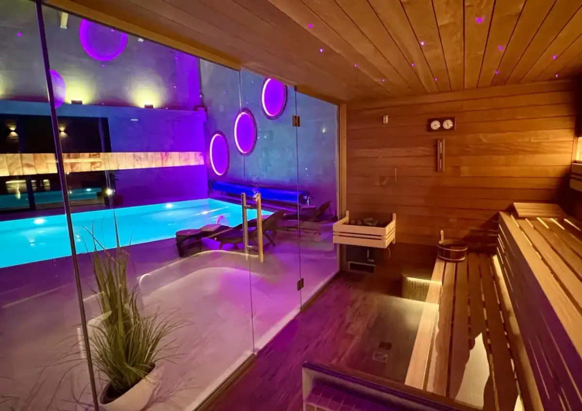 Relaks w spa w Rudzie Śląskiej: basen z niebieską wodą i nowoczesna sauna z drewnianymi ławami.