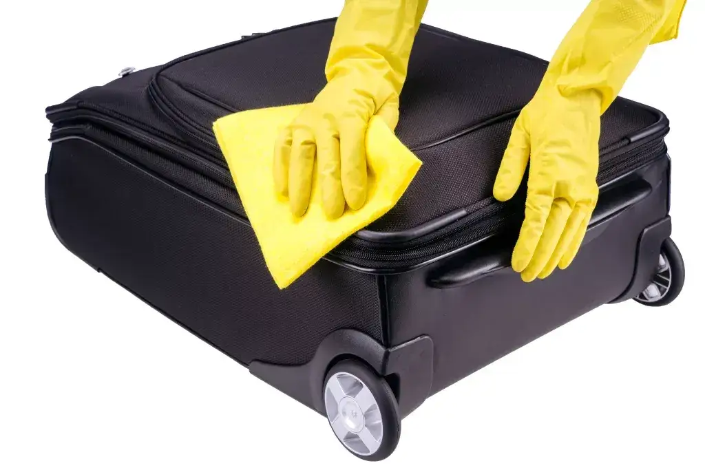 Jak wyprać walizkę? Odśwież twardą i miękką na lata