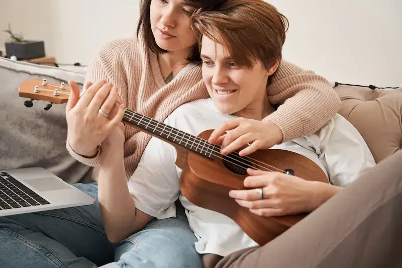 Jak zagrać na ukulele sto lat - proste akordy dla każdego początkującego