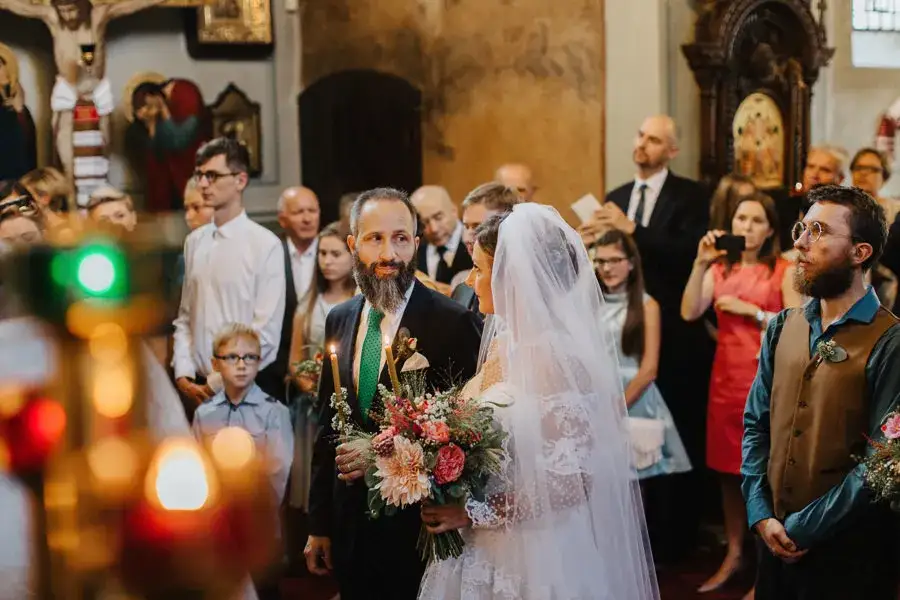 Jak wygląda ślub w Kościele Zielonoświątkowym - unikalne tradycje i zwyczaje