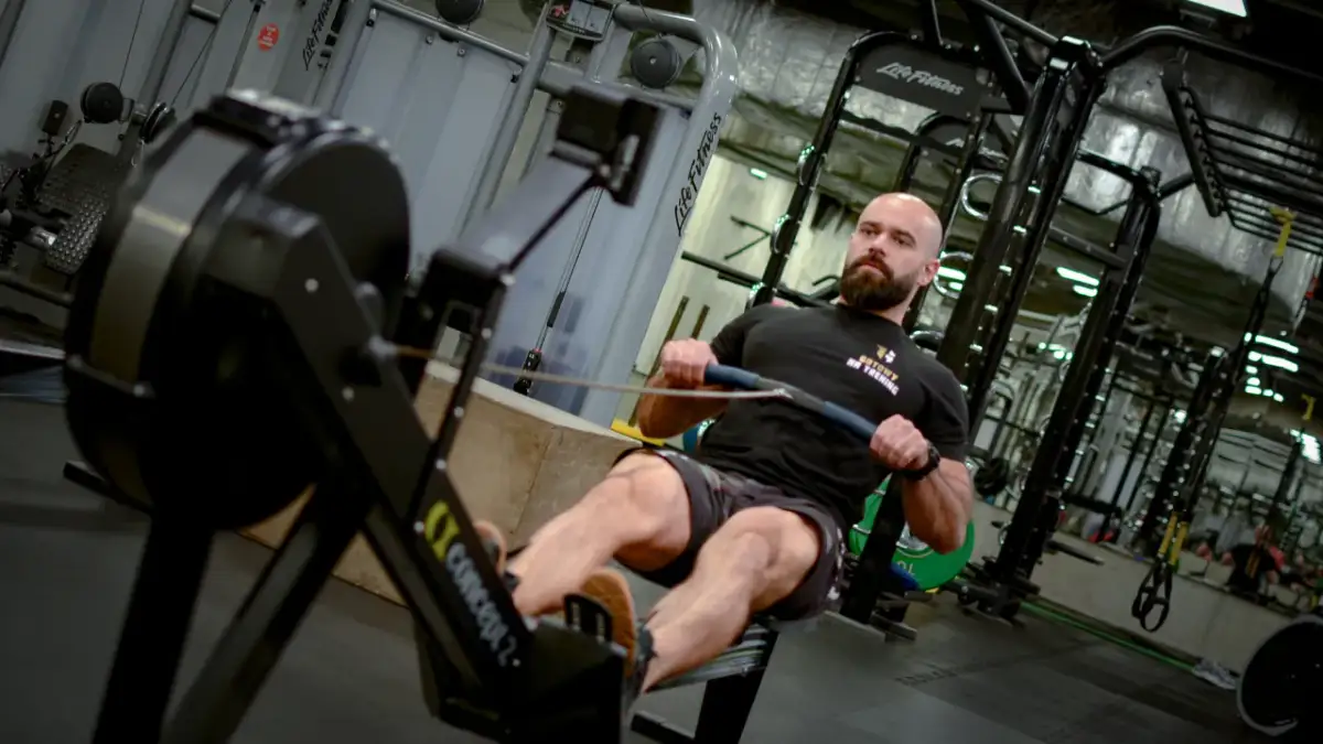 Ile cardio na redukcji? Spalaj tłuszcz, chroń mięśnie!