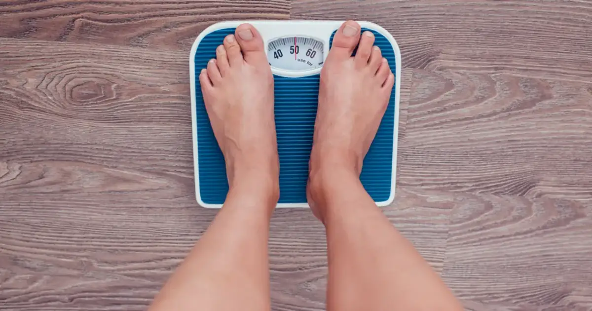 Stopy na wadze łazienkowej. Zastanawiasz się, o ile wzrasta waga wieczorem?