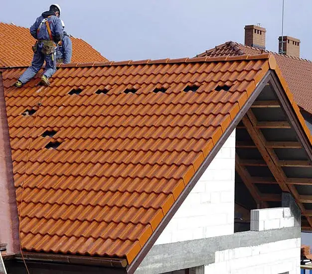 Kto wyrabia płytki dla dekarza? Sprawdź najlepszych producentów