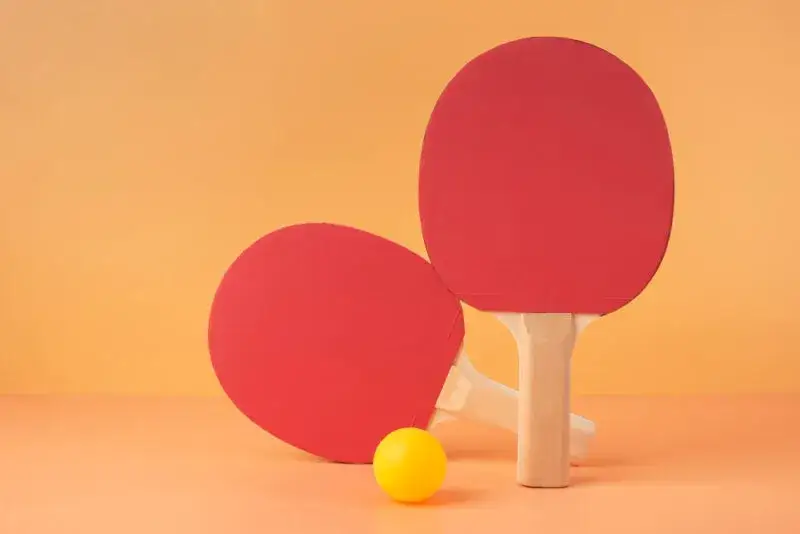 Czy ping pong i tenis stołowy to to samo? Odkryj różnice i podobieństwa