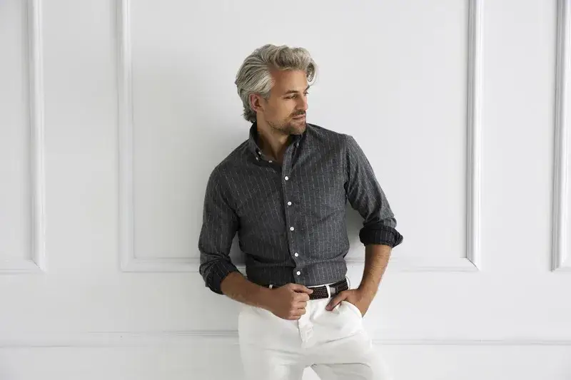 Czarna koszula męska z czym nosić - najlepsze stylizacje na każdą okazję