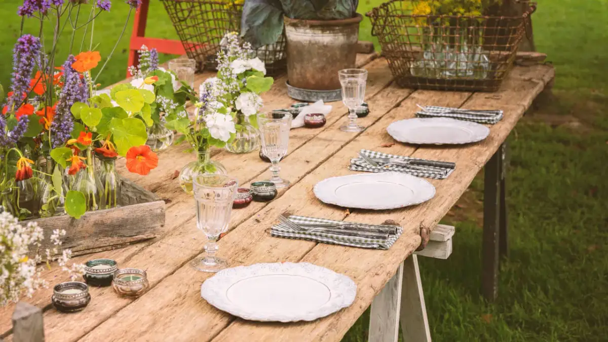 Blat stołu ogrodowego: jaki materiał wybrać? Porównanie i DIY