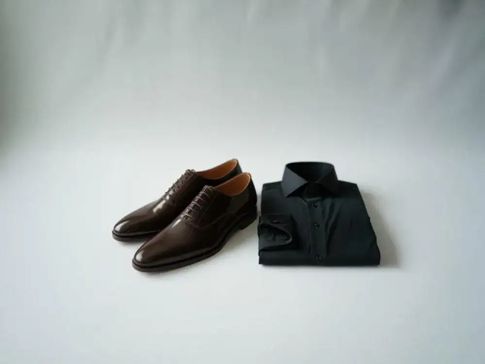 Jakie buty do czarnej koszuli - idealne wybory na każdą okazję