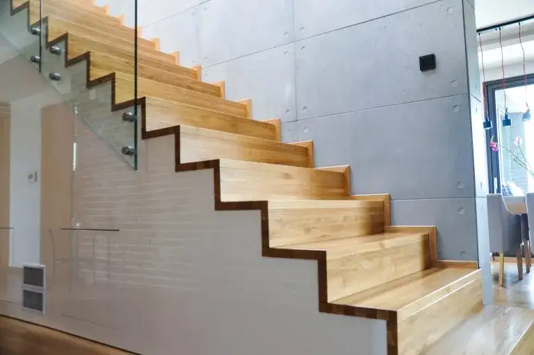 Schody bukowe jaki kolor wybrać, aby odmienić wnętrze?