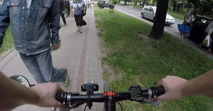 Czy można pchać motor po chodniku? Sprawdź przepisy i zasady bezpieczeństwa