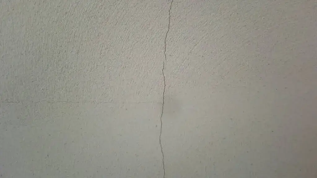 Jak naprawić pęknięcia tynku cementowo-wapiennego krok po kroku