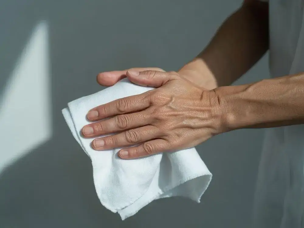 Jak zapobiec poceniu się dłoni? Kompletny poradnik Sylwii Wróblewskiej