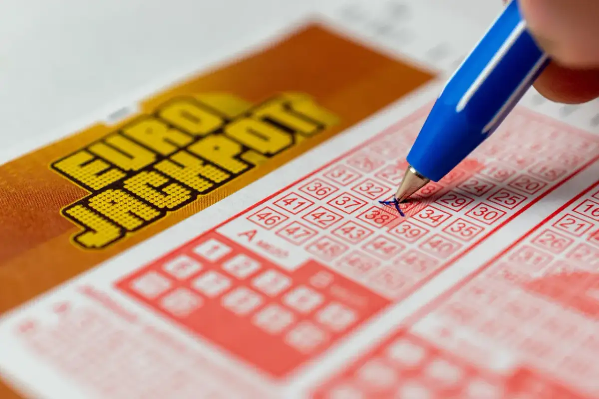 Niebieski długopis zaznacza liczbę 38 na kuponie Eurojackpot. Czy to klucz do tego, dlaczego Niemcy wygrywają w Eurojackpot?