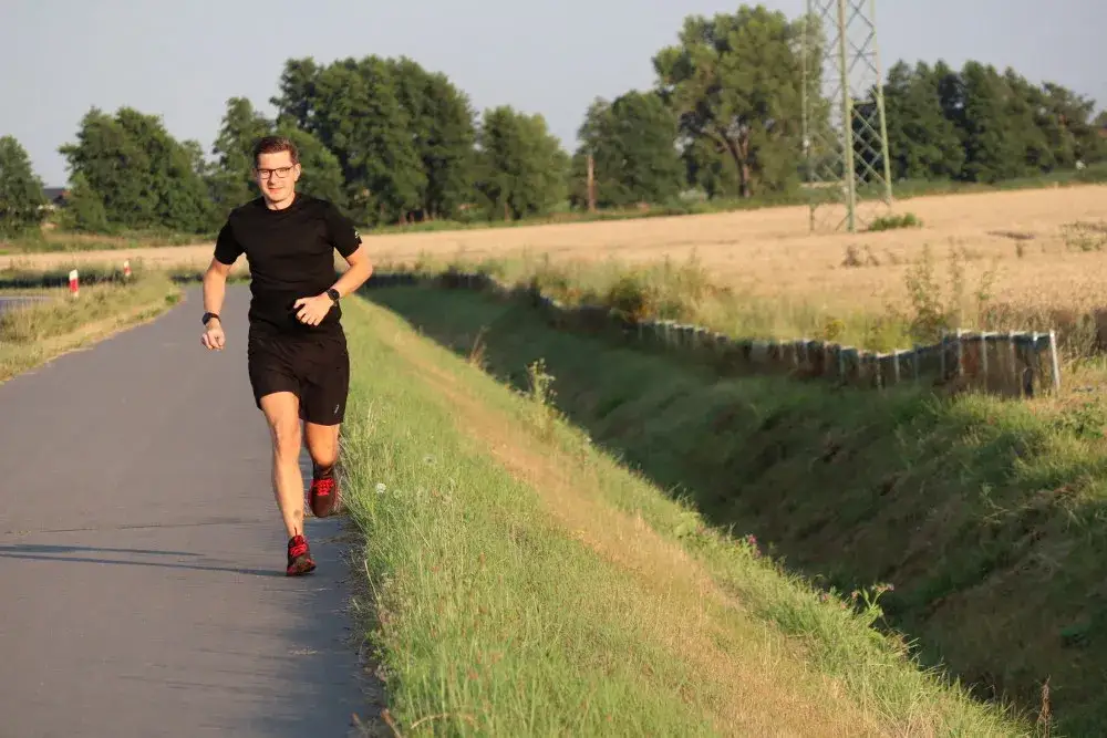 Bieganie w miejscu: efekty, czas, jak zacząć i unikać błędów