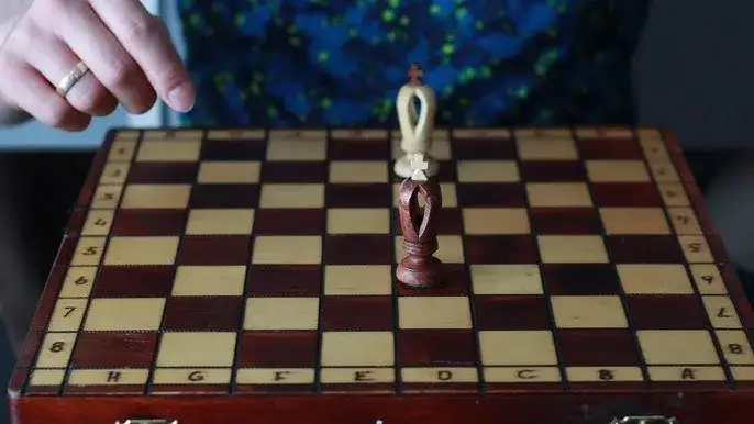 Jak porusza się król w szachach? Opanuj ruchy i roszadę!