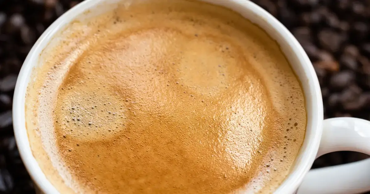 Aksamitna pianka na kawie, idealna na przerwę w poście przerywanym. Czy kawa przerywa post przerywany? To pytanie nurtuje wielu.