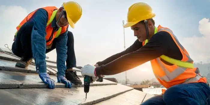 Dekarz czy to praca dla Ciebie? Zarobki i przyszłość zawodu