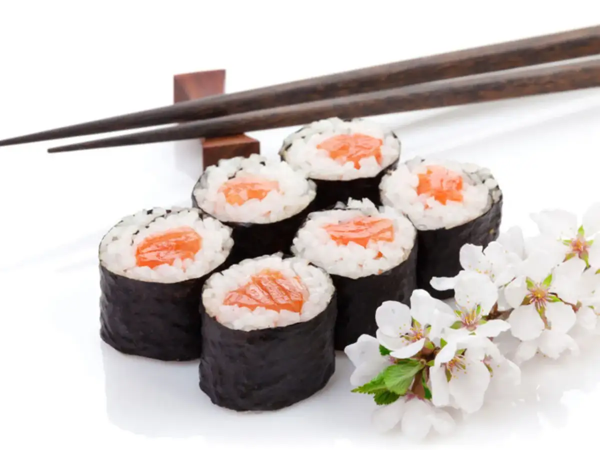 Roladki sushi z łososiem i pałeczki. Gdzie kupić ryż do sushi?