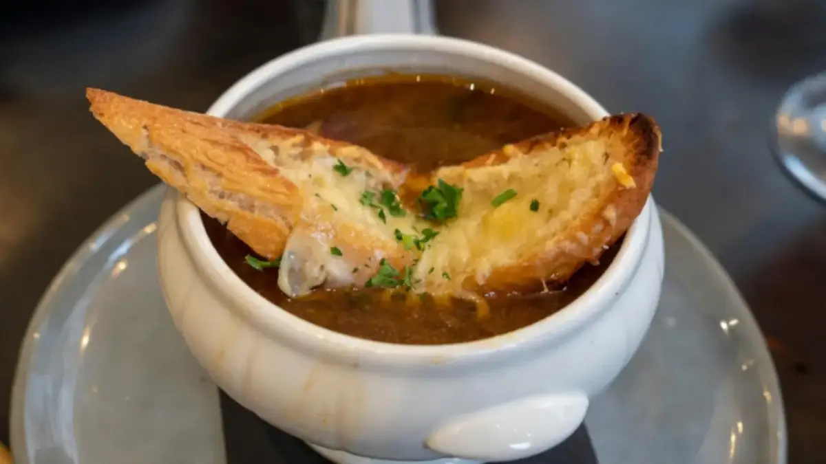 Czy zupa cebulowa jest zdrowa? Odkryj jej ukryte korzyści zdrowotne