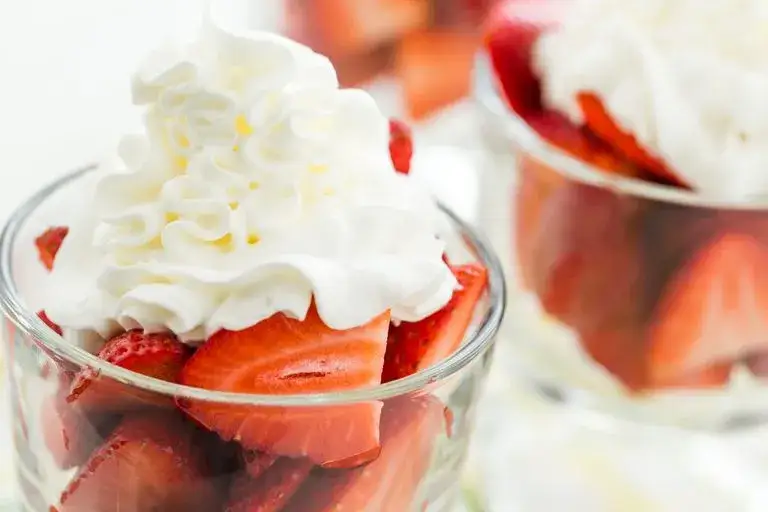 Jak zrobić bitą śmietanę do tortu – unikaj najczęstszych błędów